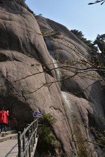 山间栈道旁的嶙峋岩石