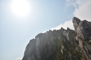 巍峨山峰映于晴朗天空