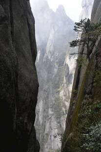 云雾缭绕的险峻山间景象