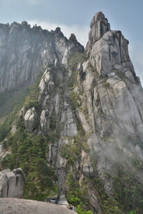 巍峨山峰云雾缭绕之景