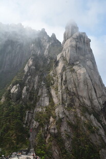 云雾缭绕的巍峨险峻山峰