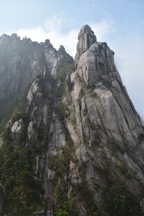 巍峨壮观的峻峭山峰