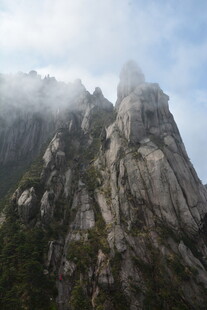 云雾缭绕的巍峨山峰