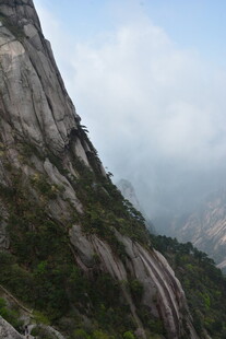 云雾缭绕的险峻山峰