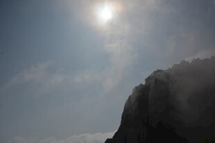 阳光下的巍峨山峰