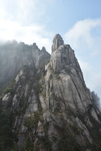 巍峨峻峭的壮丽山峰