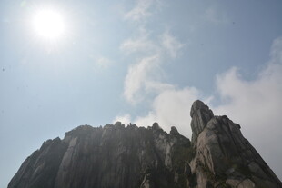 巍峨山峰映于晴朗天际