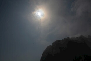 云雾中闪耀的山间日光