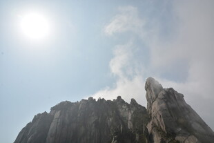 阳光下的巍峨山峰