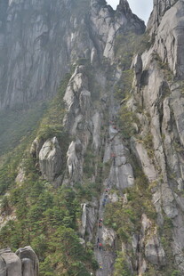 巍峨险峻的壮丽山峰