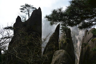 奇峰耸立的壮丽山景