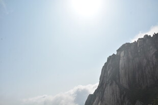 阳光下的巍峨山峰