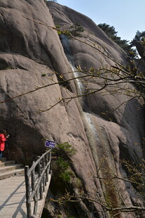 游客漫步山间石径