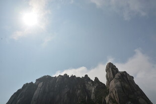 巍峨山峰映蓝天