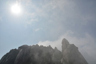 高山之巅迎日光