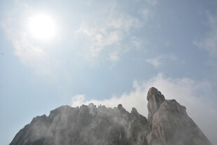 阳光下的巍峨山峰