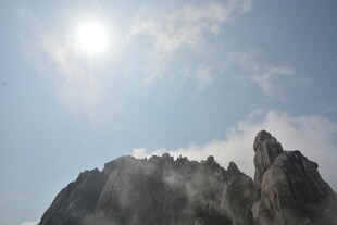 阳光照耀下的巍峨山峰