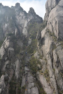 巍峨险峻的壮丽山景