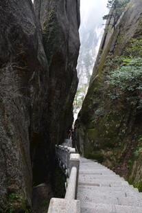 山间幽径穿行于巨石之间