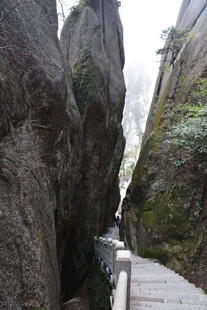 山间石缝中的狭窄步道
