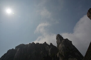 阳光下的巍峨山峰