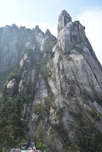 巍峨峻峭的壮丽山峰