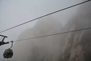 云雾中运行的山间缆车