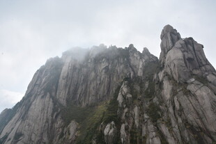 云雾缭绕的险峻山峰