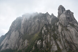 云雾缭绕的巍峨山峰