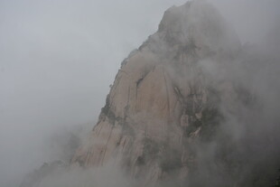 云雾缭绕的巍峨山峰