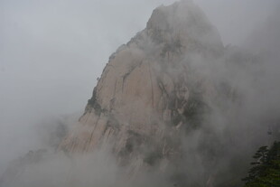 云雾缭绕的巍峨山峰