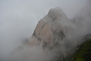 云雾缭绕的巍峨山峰