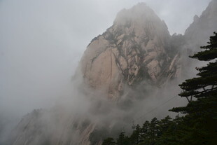 云雾缭绕的巍峨山峰