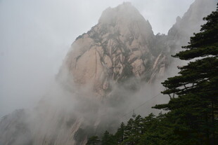 云雾缭绕的巍峨山峰
