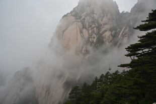 云雾缭绕的壮美山峰