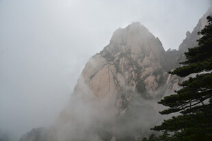 云雾缭绕的巍峨山峰