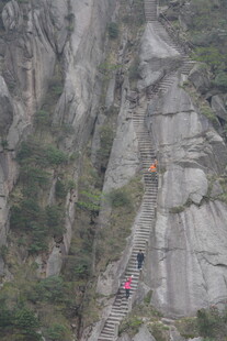 悬崖峭壁间的惊险攀登路