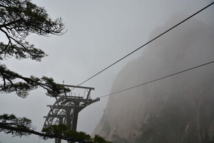 云雾中的山间索道