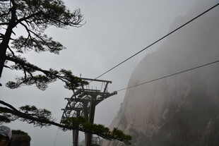 云雾中运行的山间缆车