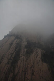 云雾缭绕的险峻山峰