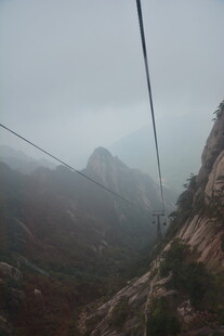 雾中索道穿行山间美景