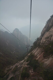 雾中索道穿梭山间美景