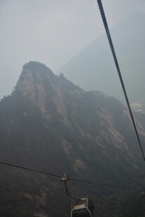 乘缆车观巍峨山峦