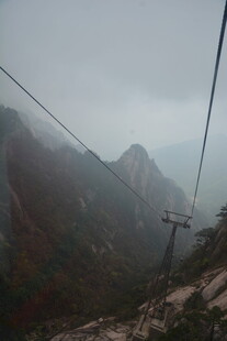 云雾中缆车穿行于山峦间