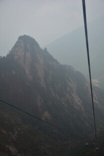 缆车视角下的巍峨山峰