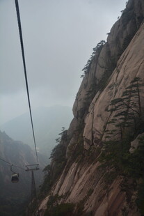 山间缆车穿梭于奇峰之间