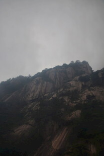 雾中朦胧的山峦景色