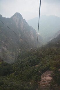 山间索道穿行壮丽山峦