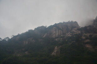 云雾缭绕的峻峭山峰