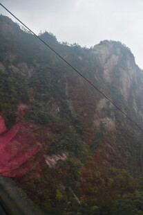 山间红叶与险峻山峰